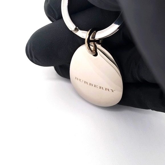 BURBERRY Vintage Nova Check Oval Teardrop keychain fob charm in Red. Unisex - Picture 5 of 7